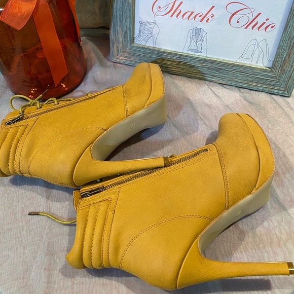 Boots - Picture 3 of 5